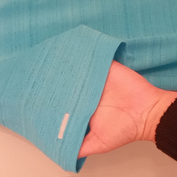 Nike small size  workout shirt - Picture 4 of 6